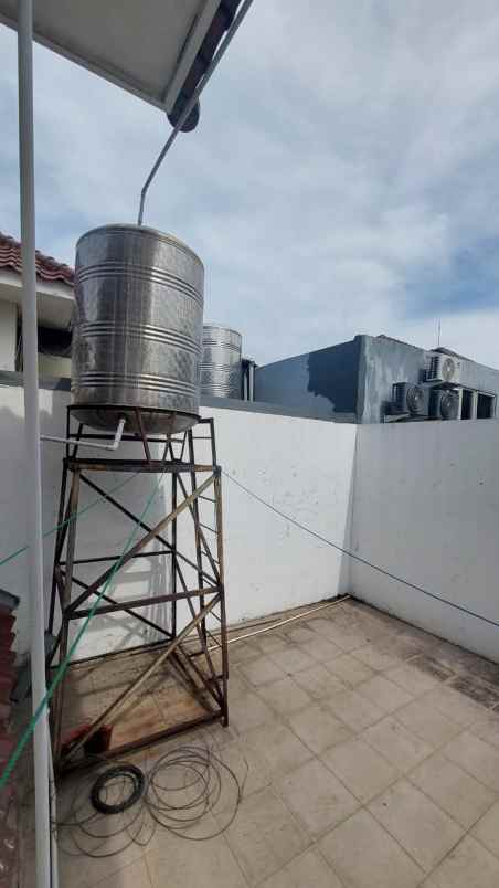 dijual rumah central park a yani