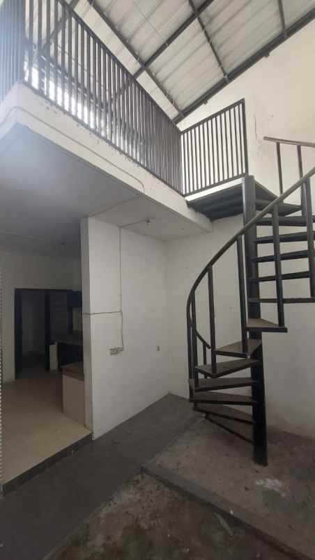 dijual rumah central park a yani