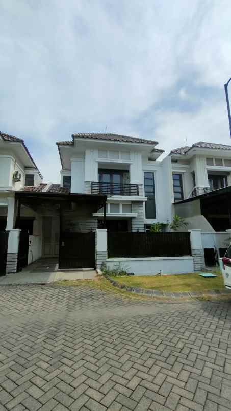 dijual rumah central park a yani