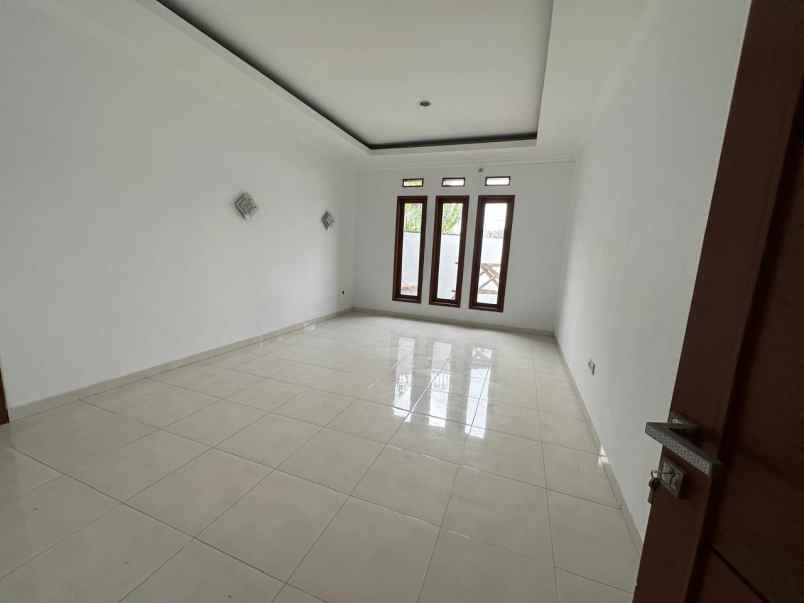 dijual rumah cipageran