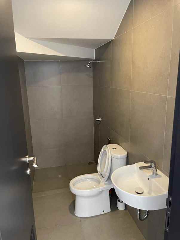 dijual rumah cluster wisteria metland