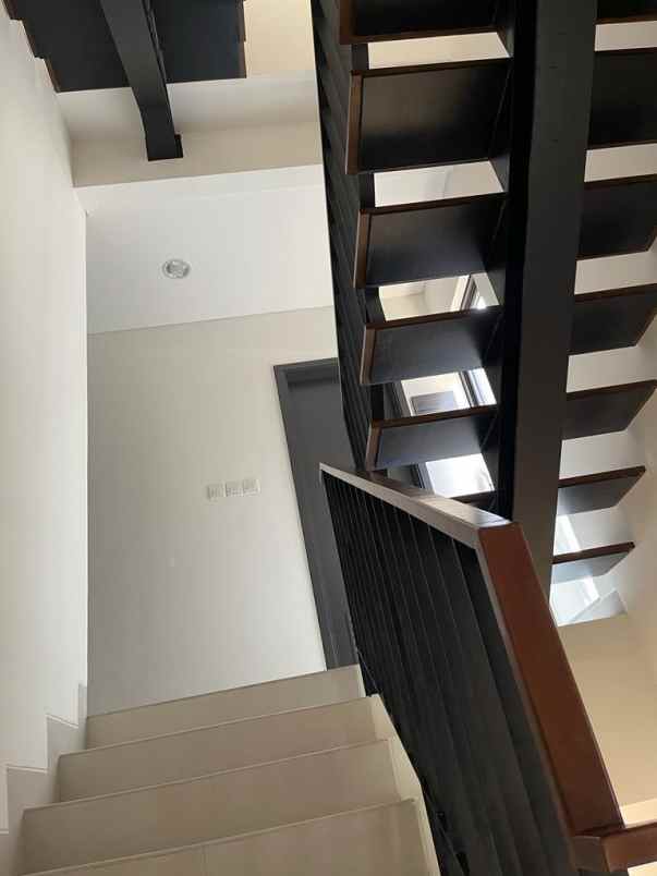 dijual rumah cluster wisteria metland