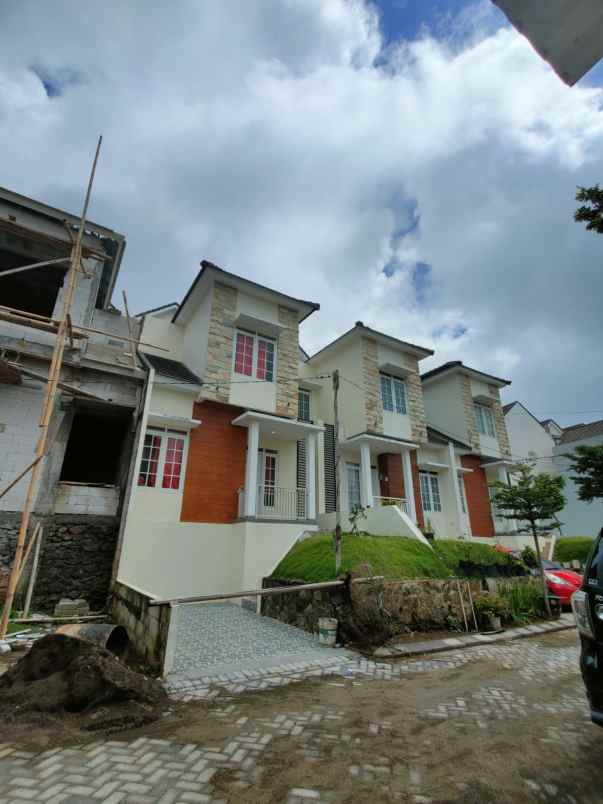 dijual rumah dau