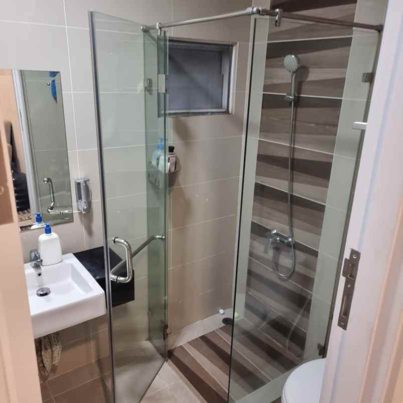 dijual rumah di summarecon serpong cluster rossini