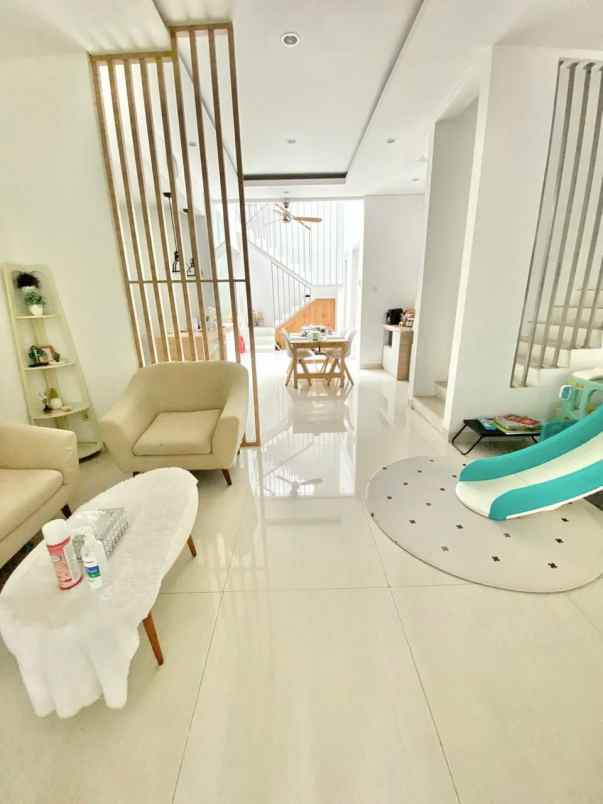 dijual rumah emerald bintaro