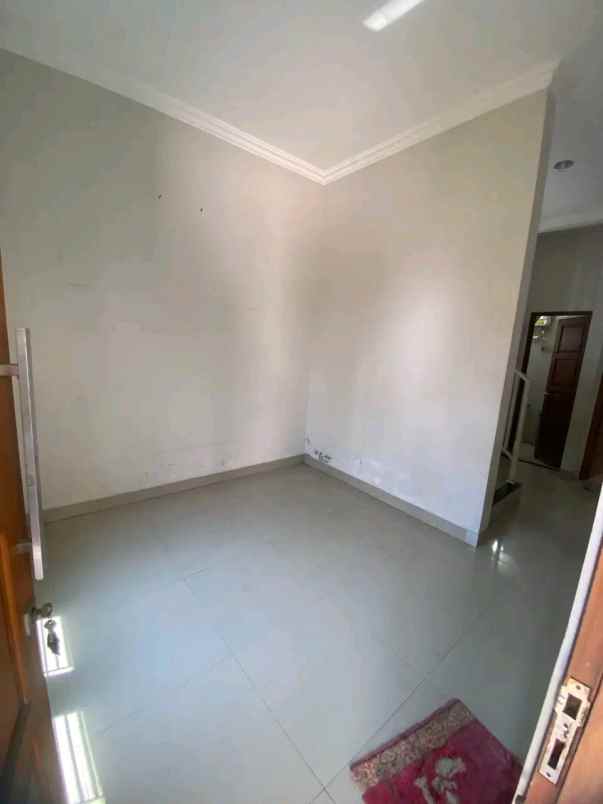 dijual rumah gedong kuning