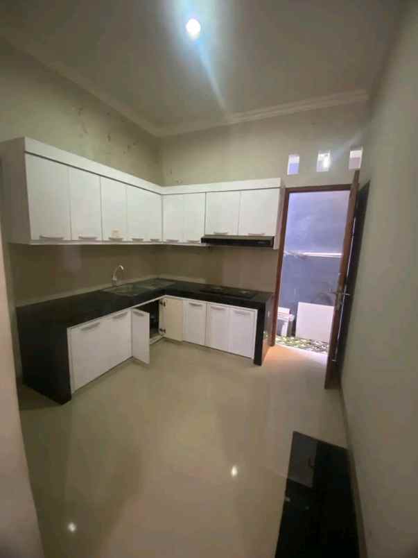 dijual rumah gedong kuning