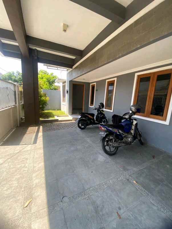 dijual rumah gedong kuning