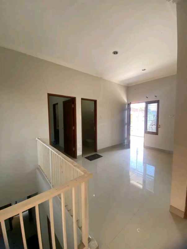 dijual rumah gedong kuning