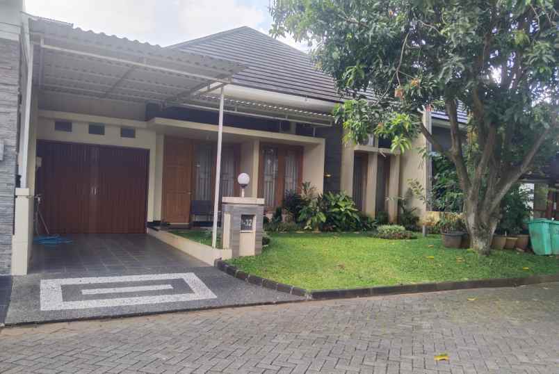 dijual rumah graha estetika