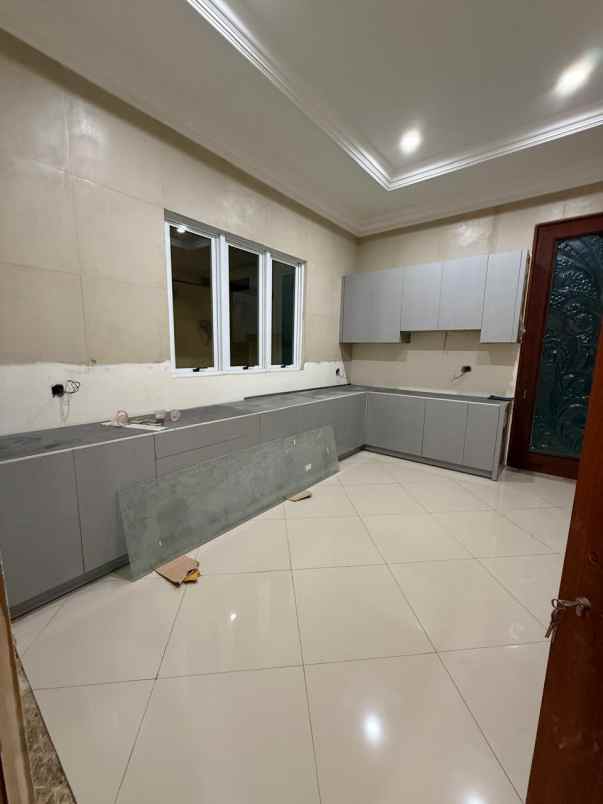 dijual rumah graha family