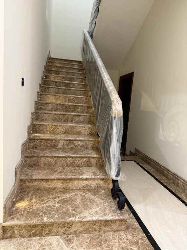 dijual rumah graha family
