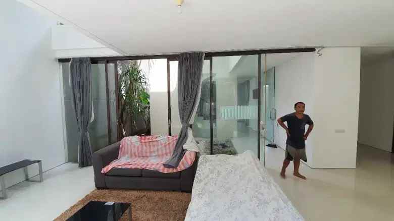 dijual rumah graha family surabaya