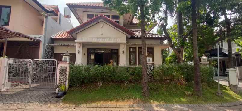 dijual rumah graha family wiyung