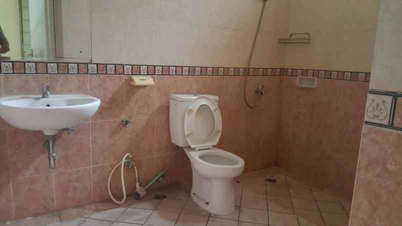 dijual rumah hook di legenda wisata cibubur