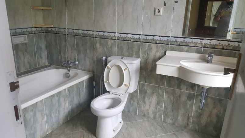 dijual rumah hook di legenda wisata cibubur