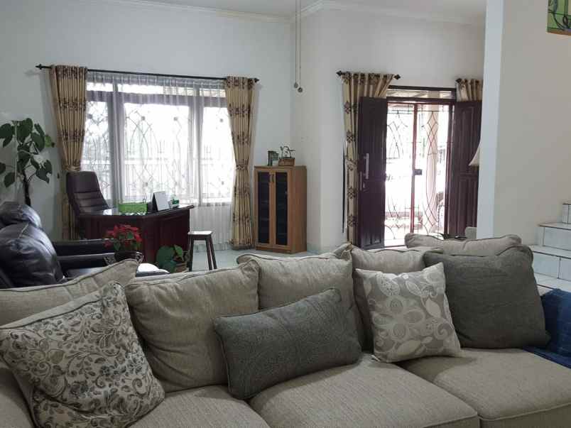 dijual rumah istana kawaluyaan indah