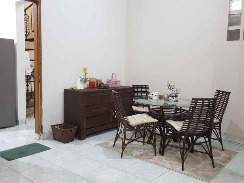 dijual rumah istana kawaluyaan indah