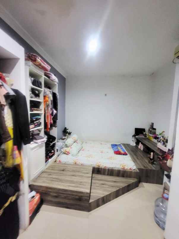 dijual rumah jalan babatan pratama