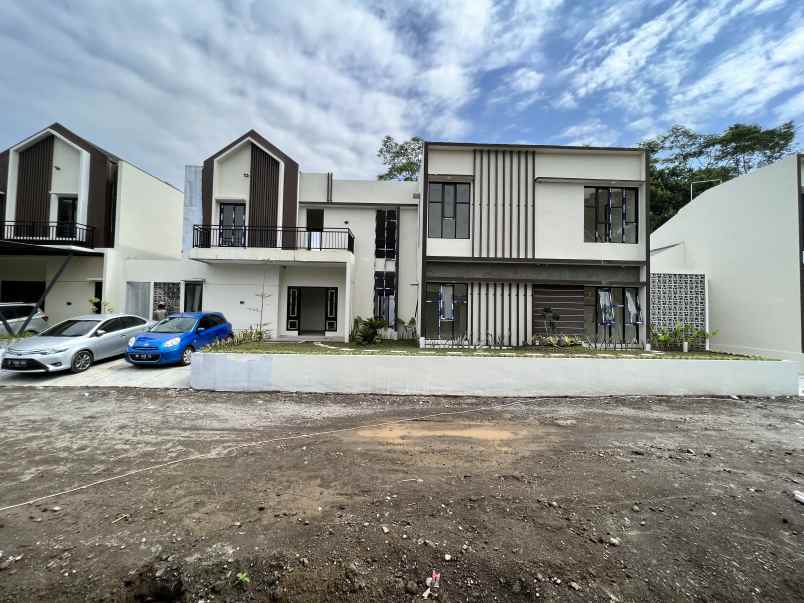 dijual rumah jalan kaliurang km 12