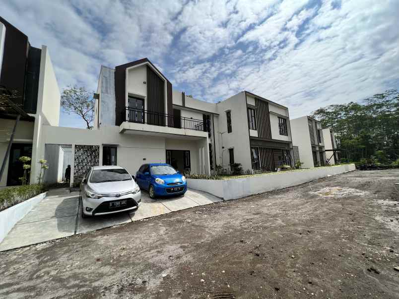 dijual rumah jalan kaliurang km 12