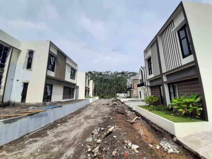 dijual rumah jalan kaliurang km 12