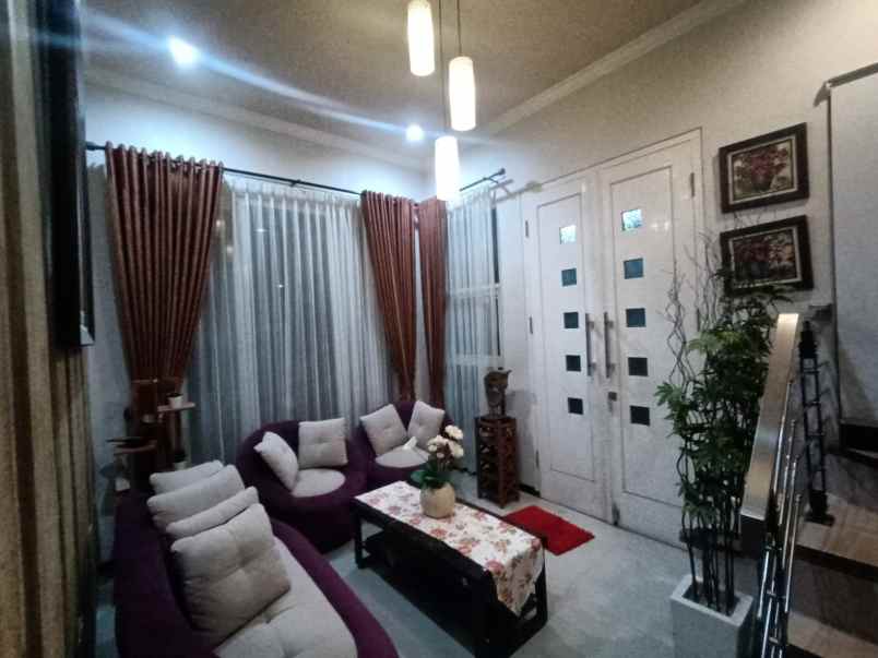 dijual rumah jalan mawar putih