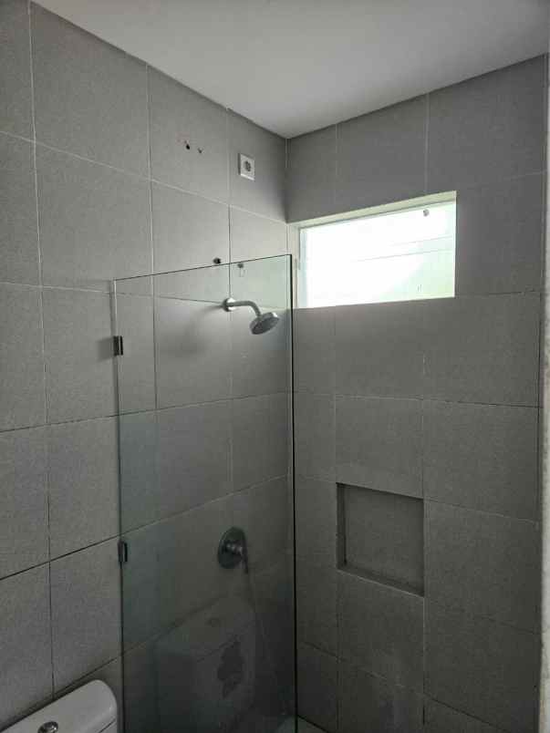 dijual rumah jalan north west park