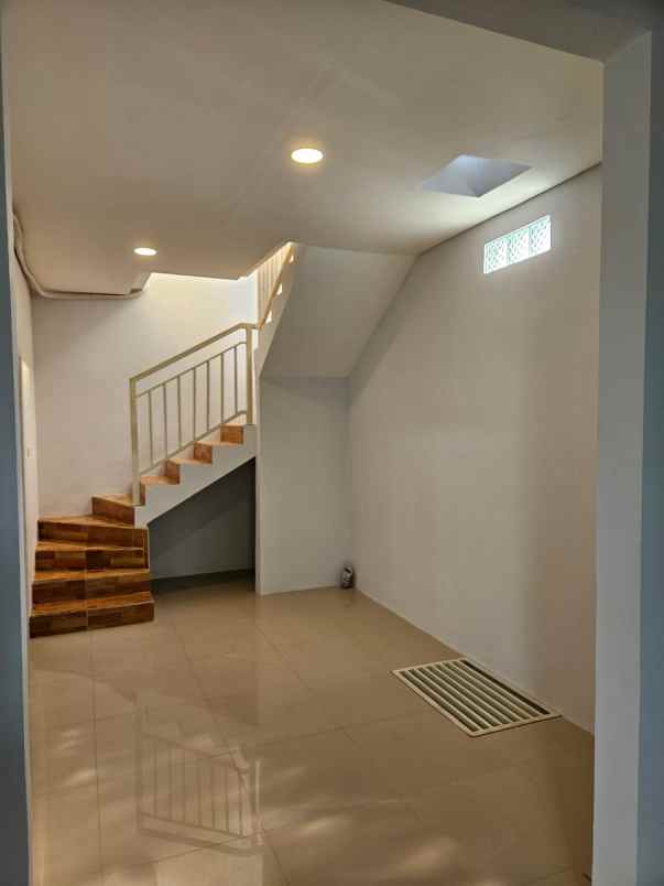 dijual rumah jalan north west park