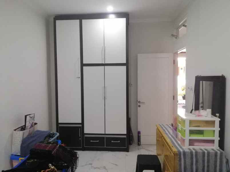 dijual rumah jalan pondok kelapa raya