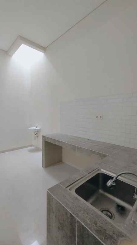 dijual rumah jalan raya aria putra