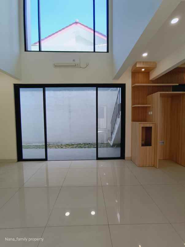 dijual rumah jalan raya komplek bintaro