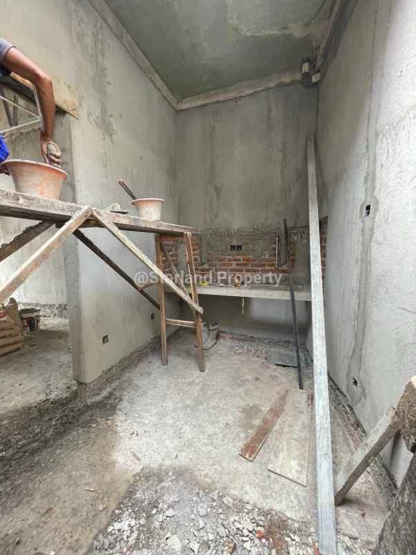 dijual rumah jalan raya tanah 100