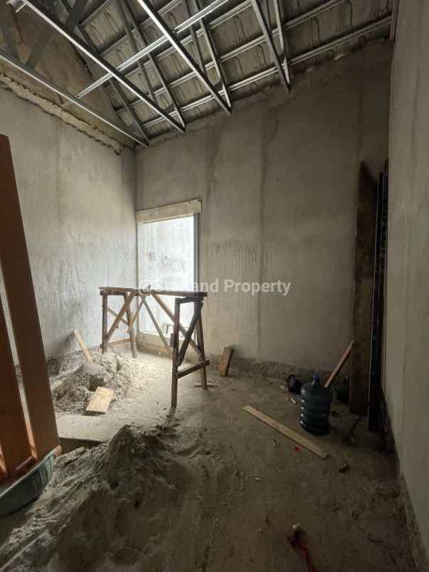 dijual rumah jalan raya tanah 100