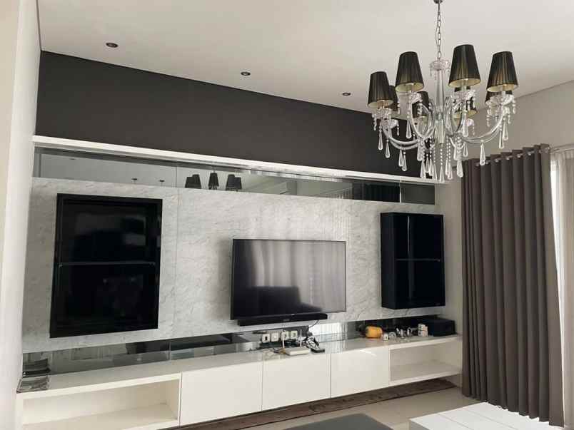 dijual rumah jalan royal residence