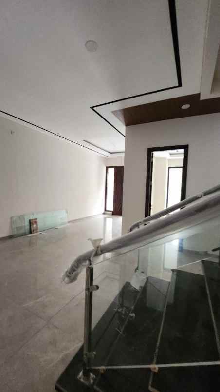 dijual rumah jalan south emerald mansion