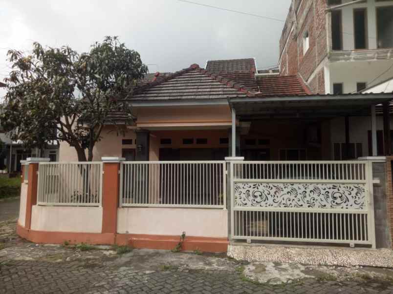 dijual rumah jalan suropati