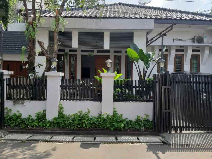 dijual rumah jl deltasari