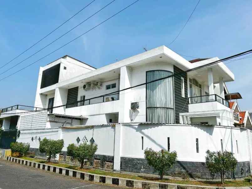 dijual rumah jl dharmahusada indah