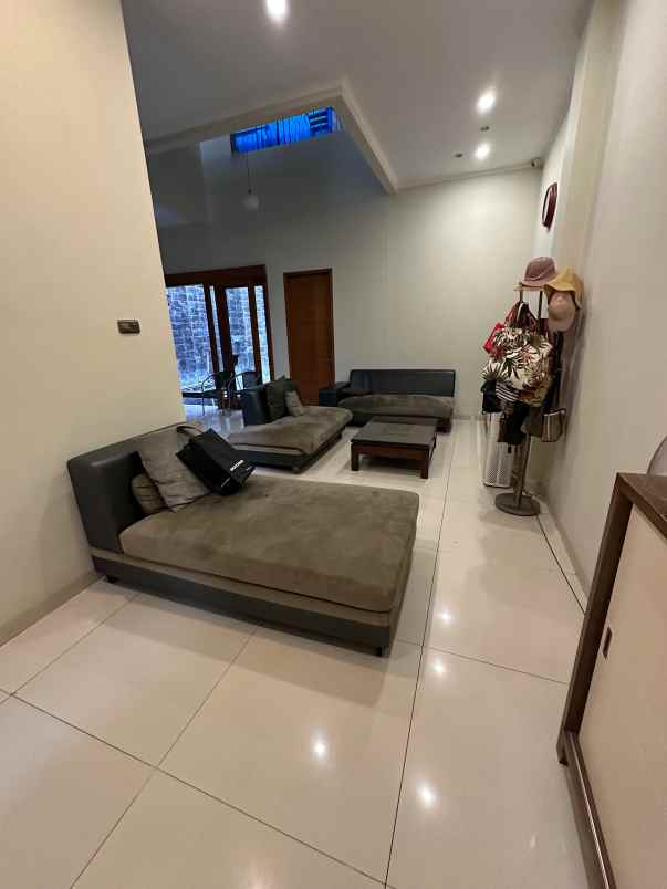 dijual rumah jl katleya metland puri