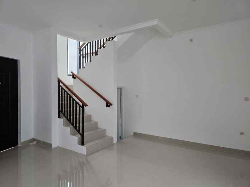 dijual rumah jl kp cicayur