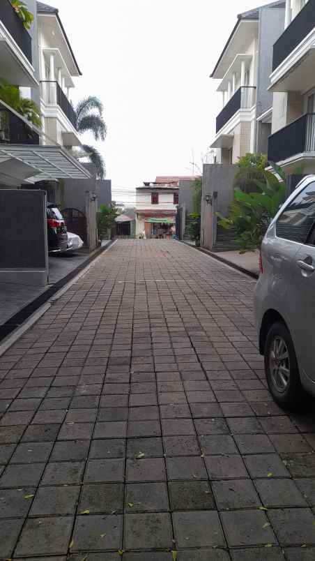 dijual rumah jl pekayon ragunan ps