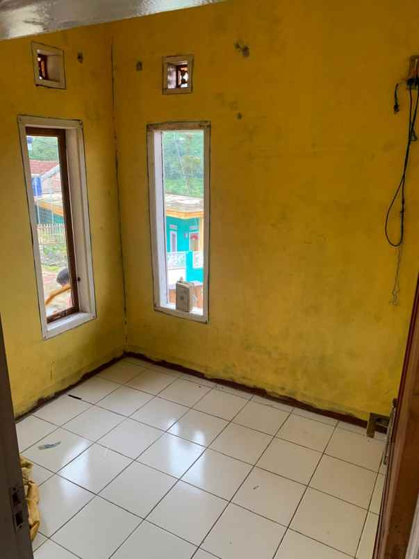 dijual rumah jl raya cinanggela samping