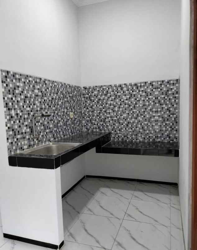 dijual rumah jl raya selomartani