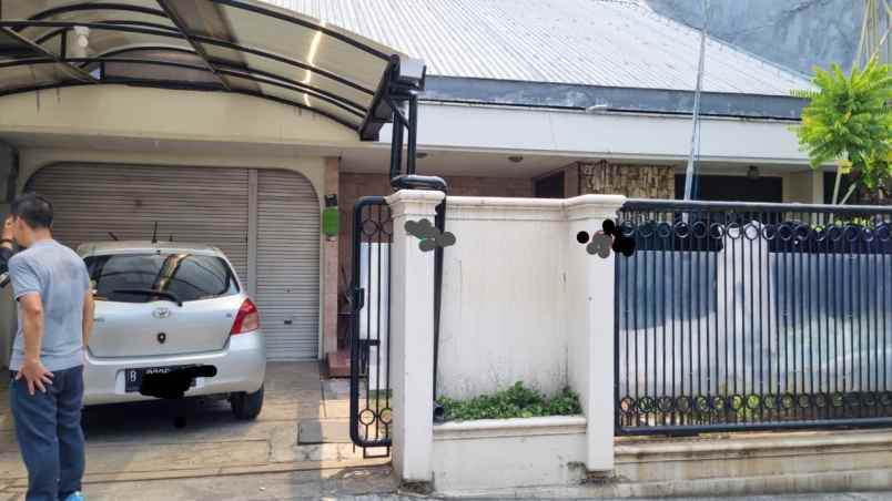 dijual rumah jl sambas