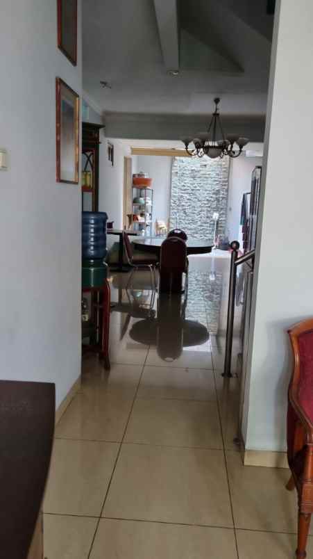 dijual rumah jl sambas