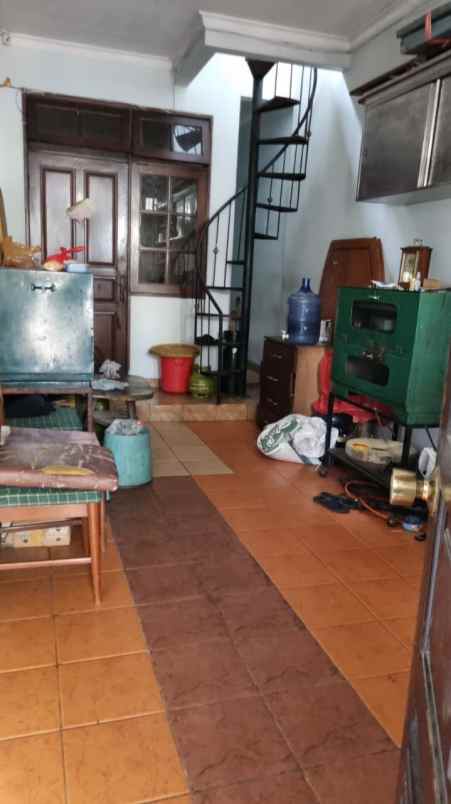 dijual rumah jl sambas