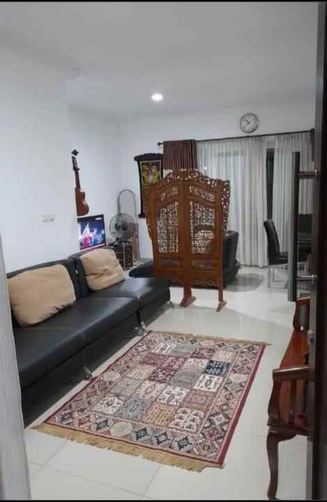 dijual rumah jl suvana