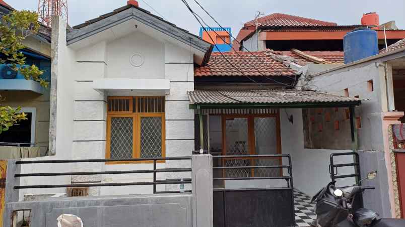 dijual rumah jl taman lotus 3