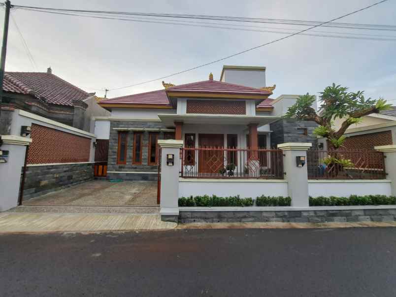 dijual rumah jl worawari baciro